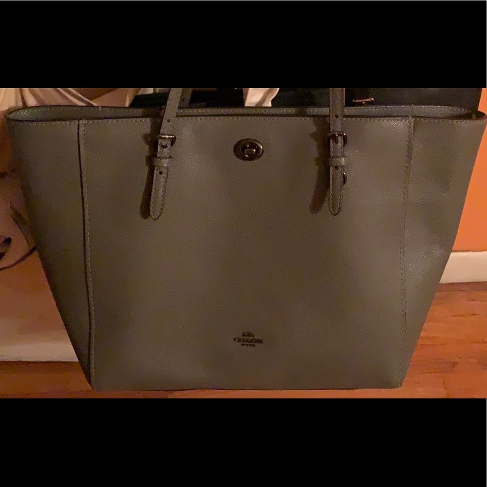 Coach turn lock large tote// GREY